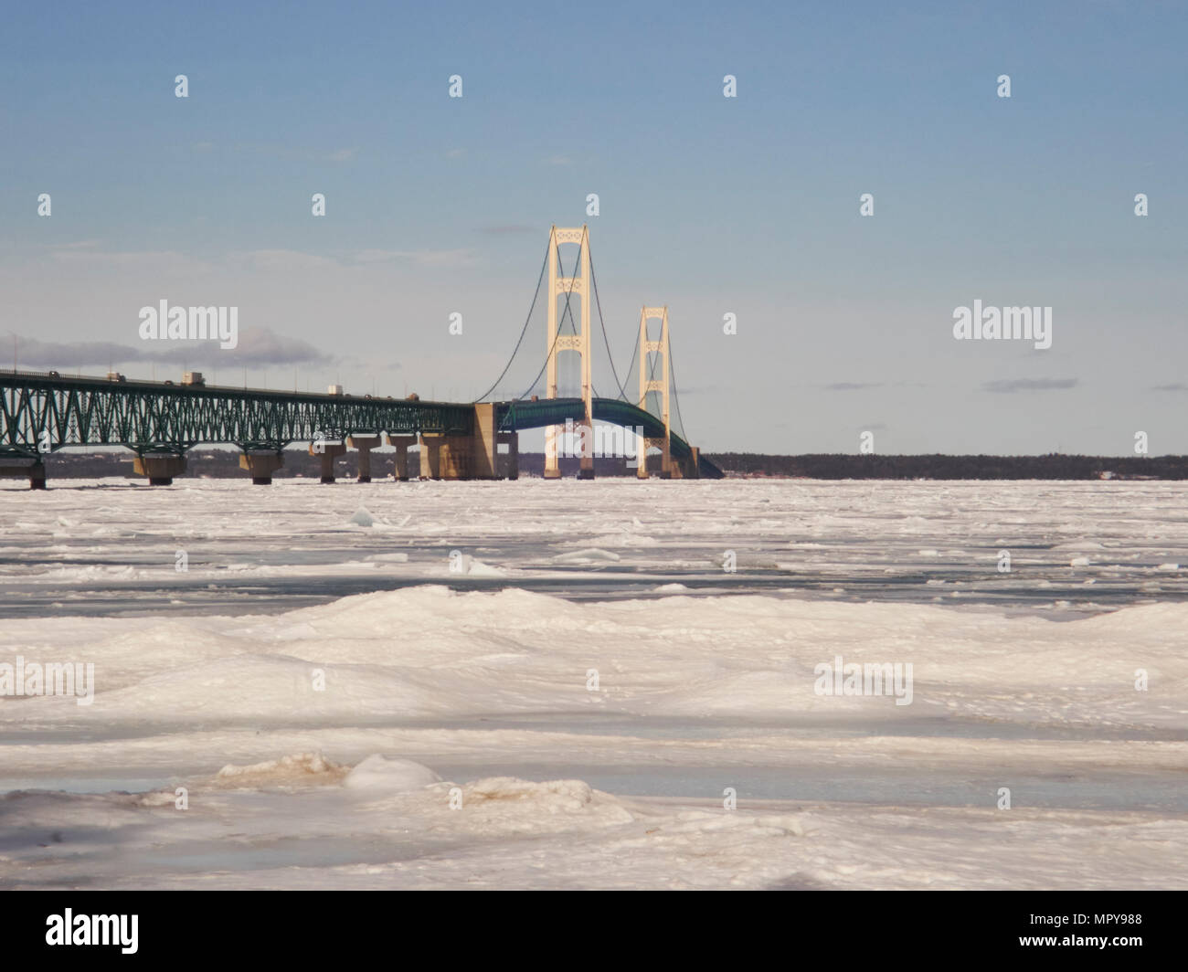 Ponte sul fiume congelato contro sky Foto Stock