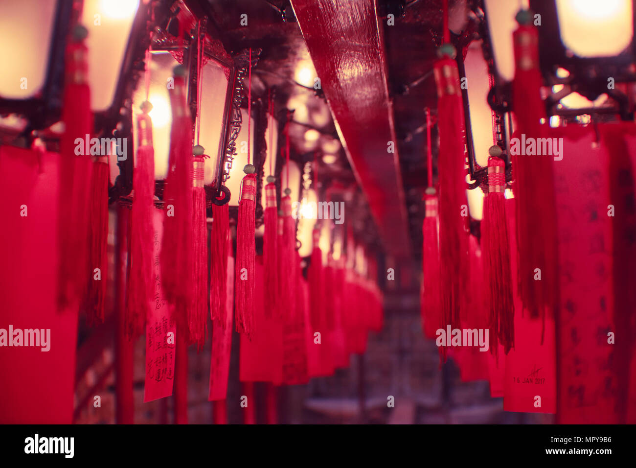 Illuminato in rosso le lanterne cinesi appesa al soffitto Foto Stock