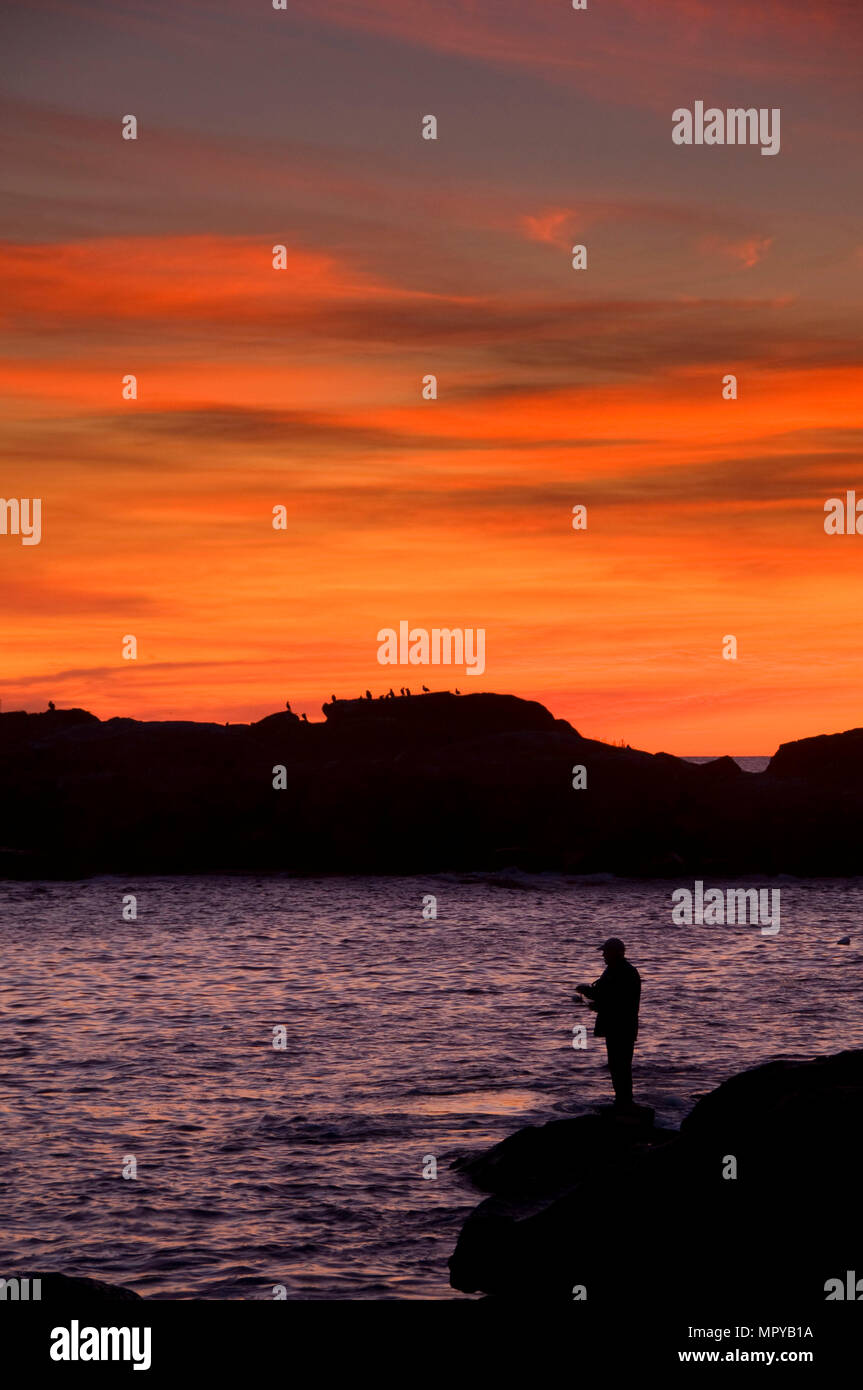 Fisherman sunrise, Cape Neddick Stazione di luce, Sohier Park, York Beach, Maine Foto Stock