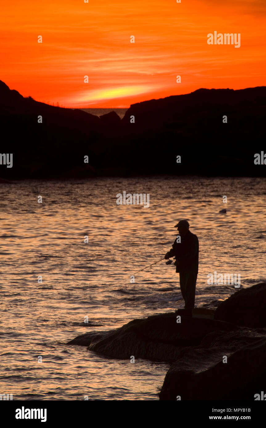 Fisherman sunrise, Cape Neddick Stazione di luce, Sohier Park, York Beach, Maine Foto Stock