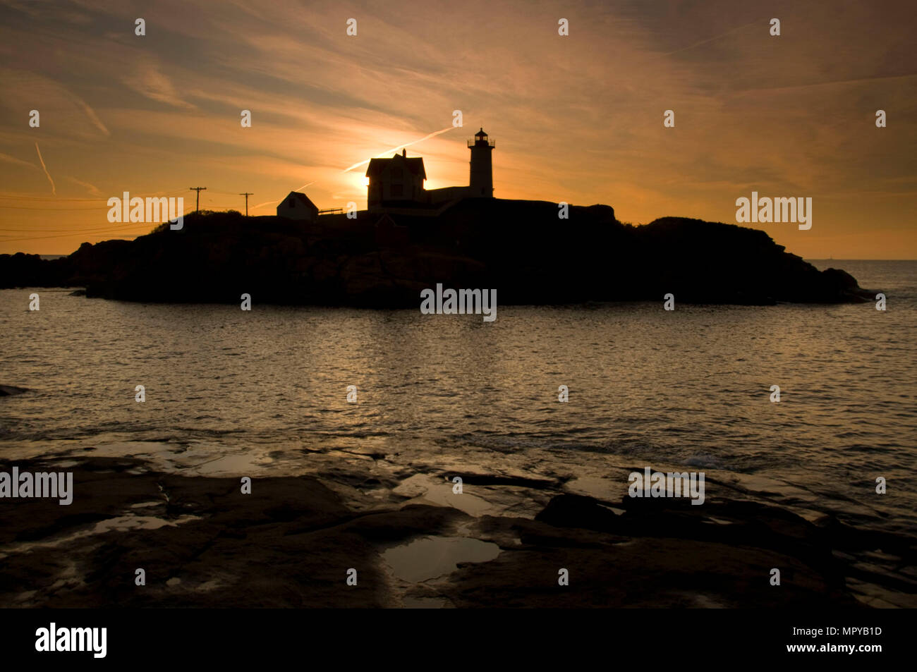 Faro Nubble alba, Cape Neddick Stazione di luce, Sohier Park, York Beach, Maine Foto Stock