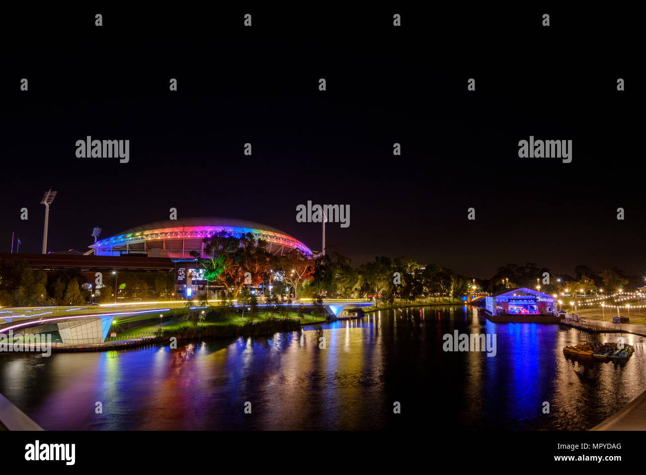 La città di Adelaide skyline notturno dotato di Adelaide Oval precinct durante l'Adelaide Fringe Festival Foto Stock