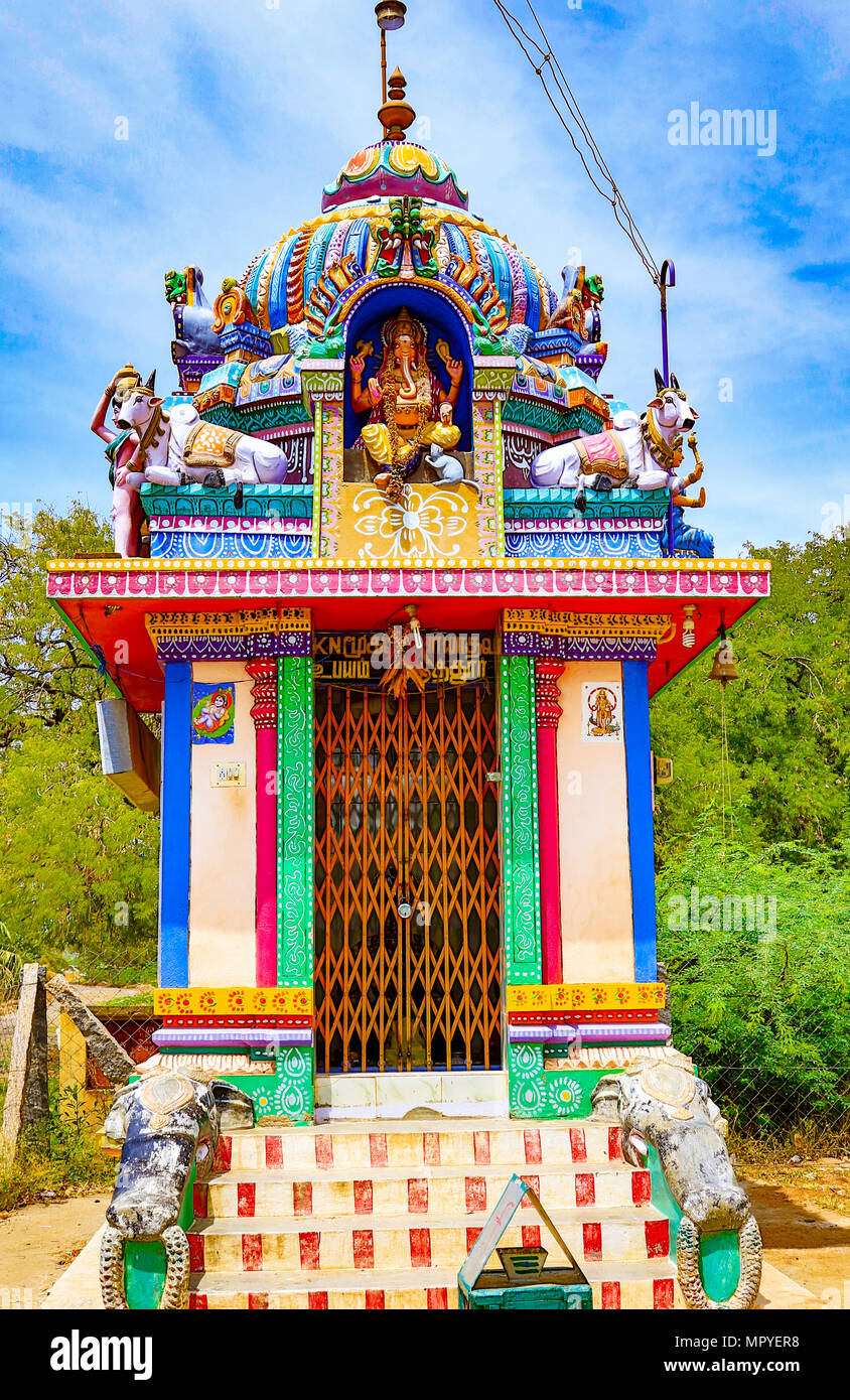 Piccolo tempio indù in India il villaggio di piccole dimensioni Foto Stock