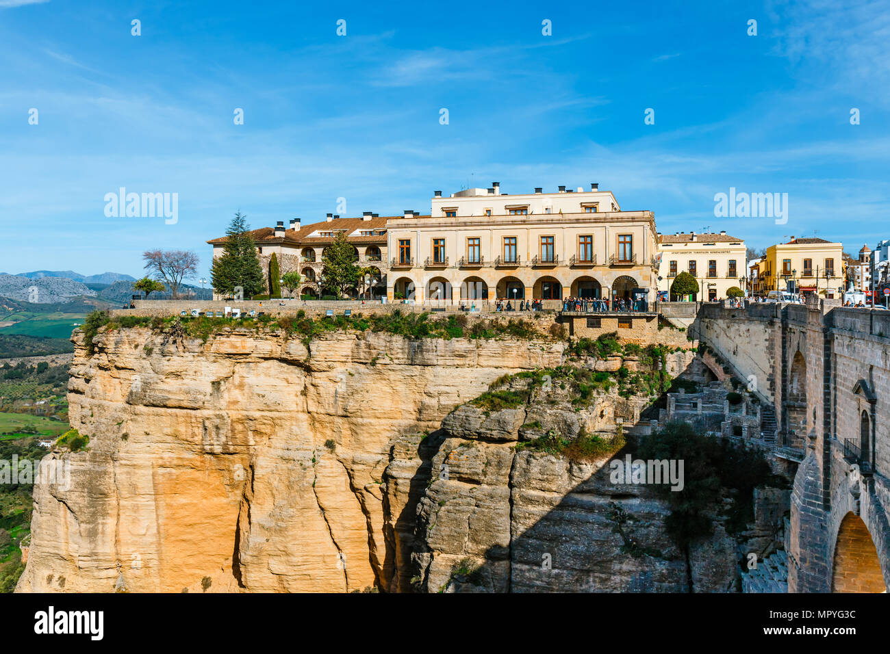 Ronda, Spagna, 05 Aprile 2018: El Tajo Gorge Canyon con nuovo ponte bianco e case di spagnolo in Ronda, Andalusia, Spagna Foto Stock