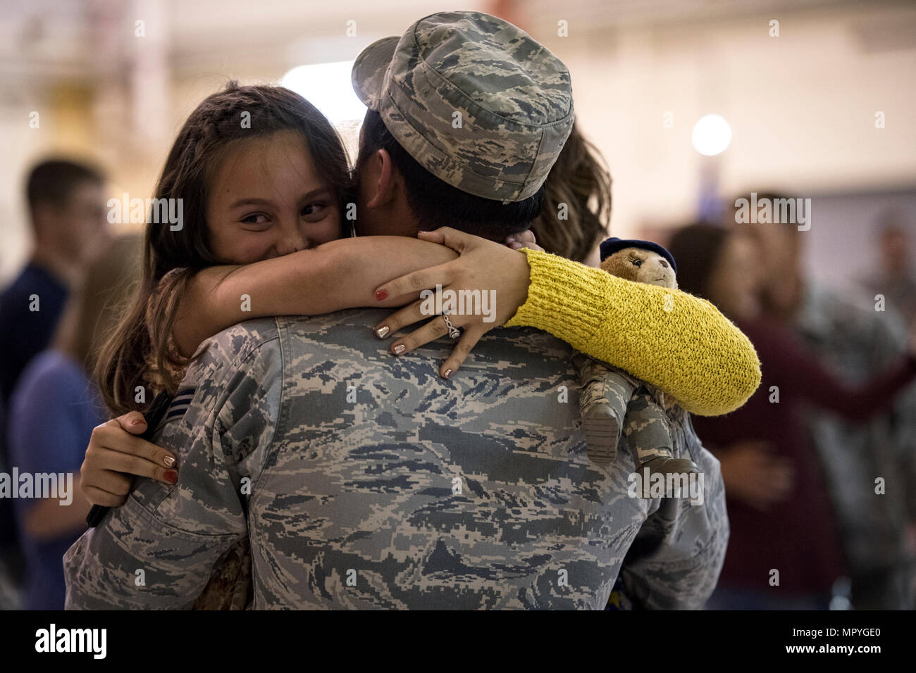 La famiglia, gli amici e i colleghi accolti gli avieri dal 823d Base Defense Squadron durante una cerimonia di commemorazione per il loro ritorno, 20 aprile 2017, a Moody Air Force Base, Ga. La 823d BDS è stata distribuita in Asia sud-ovest dove hanno fornito la base integrata di difesa e di protezione dei villaggi locali. La 823d BDS scende al di sotto della base 820th gruppo di difesa, che è il solo aria unità di forza che conduce base integrata di difesa in alta minaccia aree. (U.S. Air Force foto da Airman 1. Classe Janiqua P. Robinson) Foto Stock