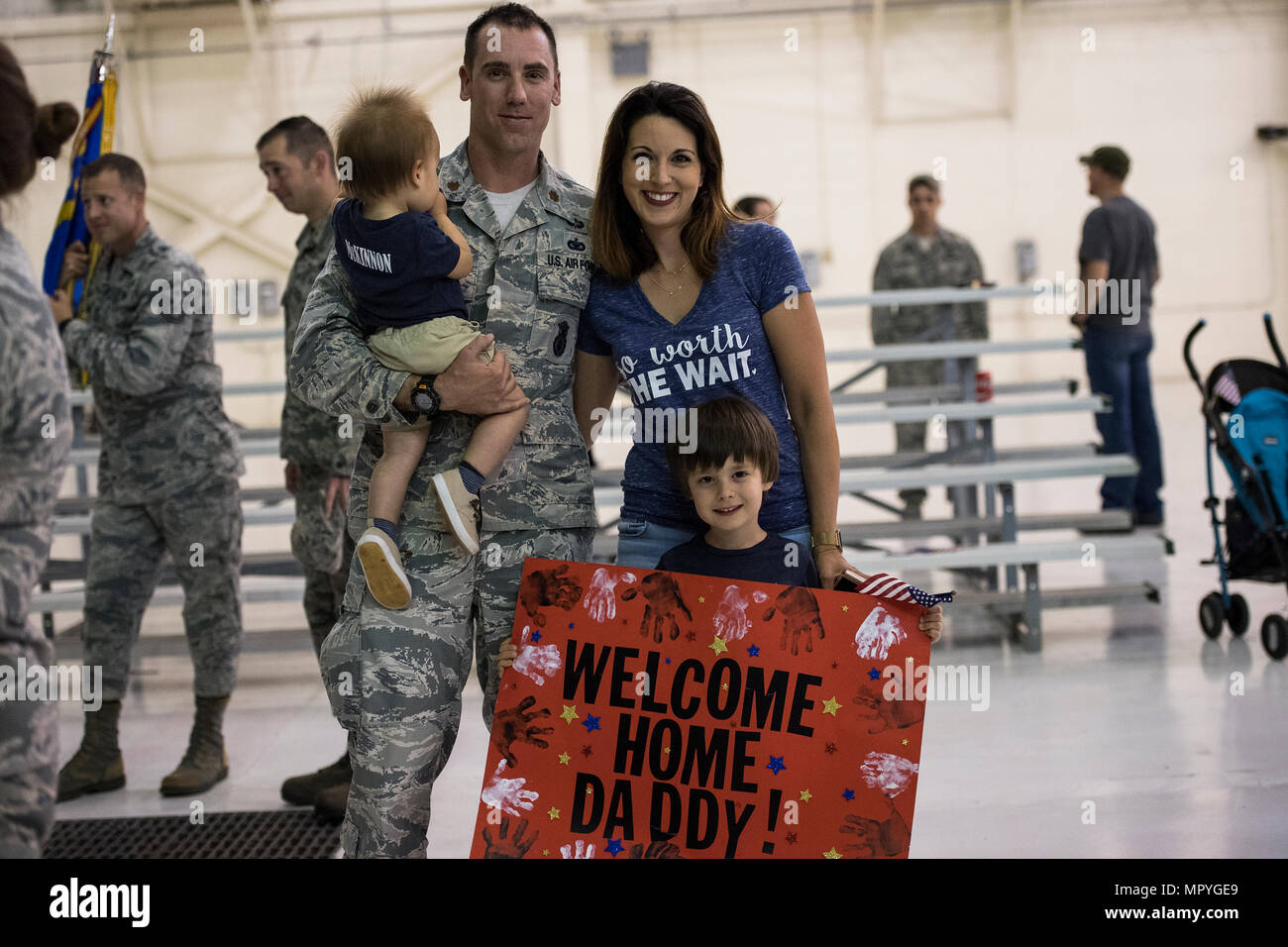 La famiglia, gli amici e i colleghi accolti gli avieri dal 823d Base Defense Squadron durante una cerimonia di commemorazione per il loro ritorno, 20 aprile 2017, a Moody Air Force Base, Ga. La 823d BDS è stata distribuita in Asia sud-ovest dove hanno fornito la base integrata di difesa e di protezione dei villaggi locali. La 823d BDS scende al di sotto della base 820th gruppo di difesa, che è il solo aria unità di forza che conduce base integrata di difesa in alta minaccia aree. (U.S. Air Force foto da Airman 1. Classe Janiqua P. Robinson) Foto Stock