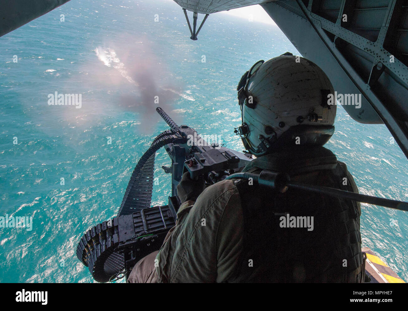 170420-N-TB410-1264 GOLFO ARABICO (20 aprile 2017) Aircrewman navale di terza classe Max Miller, assegnato all'Blackhawks di elicottero di contromisure Mine Squadron (HM) 15 distacco 2, incendi un GUA-21 .calibro 50 pistola macchina presso un target dal retro di un MH-53E mare Dragon durante una evoluzione di formazione al largo del Bahrein. HM-15 è assegnato alla Task Force 52, promuovere la mia attività di contromisura NEGLI STATI UNITI Quinta Flotta area di operazioni. (U.S. Foto di Marina di Massa lo specialista di comunicazione 1a classe Joshua Bryce Bruns) Foto Stock