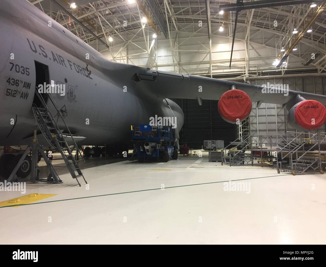 ROBINS AIR FORCE BASE in Georgia - La RAM di aspirazione dell'aria è situato sotto l'ala di un velivolo in cui si impiega aria esterna per l'alimentazione dei sistemi di raffreddamento durante il volo. La forza aerea del laboratorio di ricerca avanzata della tecnologia di potenza ufficio è nel processo di verifica di un nuovo e leggero RAM composito sistema di ingresso aria per la C-5M Super Galaxy aerei di trasporto destinato a sostituire legacy ingressi aria, fornendo un leggero e conveniente alternativa per mantenere la flotta. (U.S. Air Force foto di cortesia/rilasciato) Foto Stock