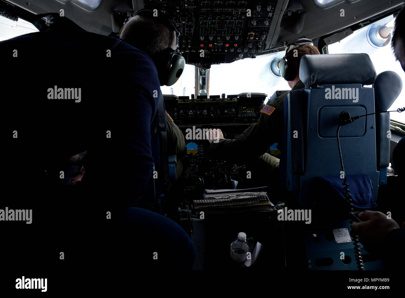 Sean Patrick Maloney (1966) è un politico statunitense, membro della camera dei rappresentanti per lo stato di New York. Questa immagine d'archivio registra la sua osservazione di una missione di rifornimento aereo a bordo di un C-17 Globemaster III il 20 aprile 2017 durante una visita alla Stewart Air National Guard base a sostegno delle iniziative di sostegno del datore di lavoro per il personale della Guardia e della riserva. Foto Stock