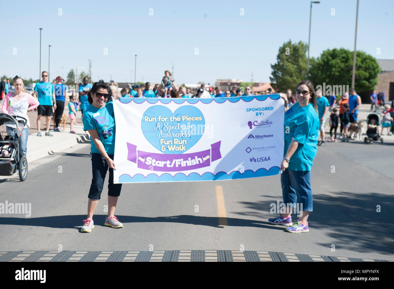 La Gioventù e Teen Center hosted girare per i pezzi, un divertente correre e camminare che mira ad accrescere la consapevolezza per i bambini che sono nello spettro dell'autismo il 22 aprile 2017 a Holloman Air Force Base, N.M. Centinaia di adulti e bambini hanno partecipato all'esecuzione in ordine al supporto di sensibilizzazione sull'autismo. (U.S. Air Force da Airman 1. Classe Ilyana A. Escalona) Foto Stock