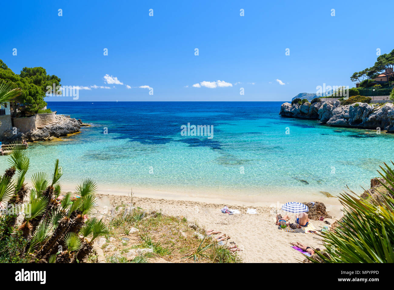 Cala Gat a ratjada maiorca - bella spiaggia e la costa Foto Stock