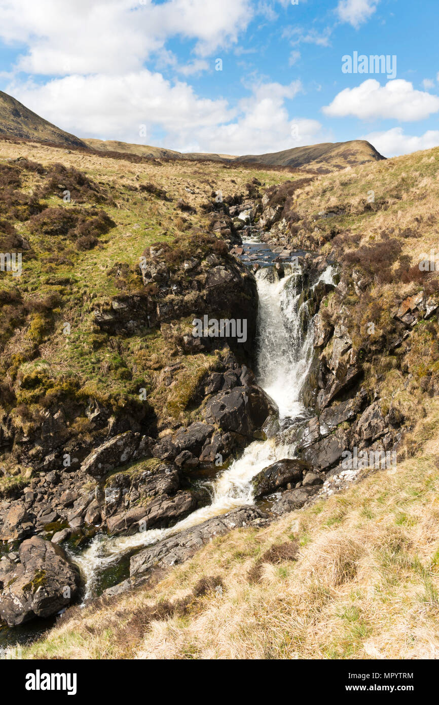 La sezione superiore del grigio mare della cascata di coda mostra la coda masterizzare immettendo le cascate, vicino a Moffat, Dumfries & Galloway, Scotland, Regno Unito Foto Stock