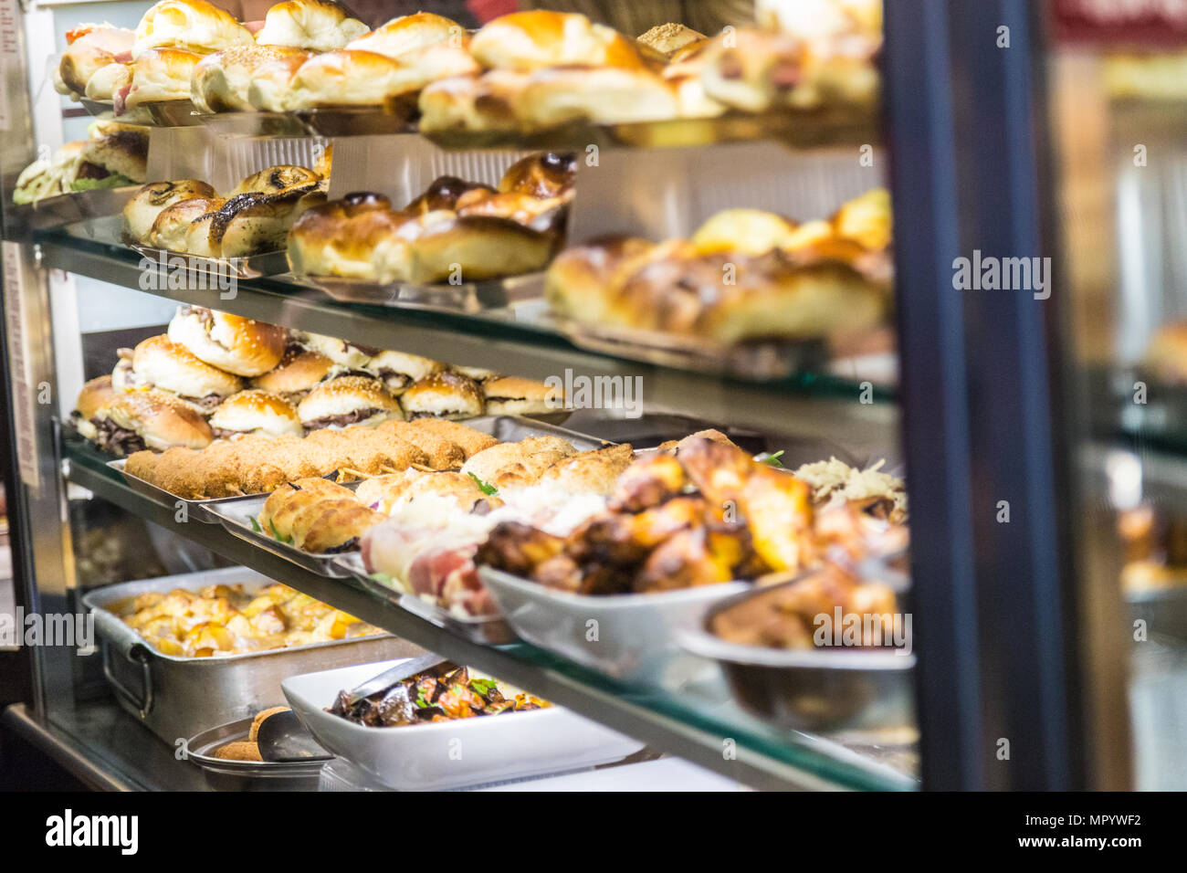 Varietà di prodotti tipici siciliani street food (rosticceria Foto stock -  Alamy