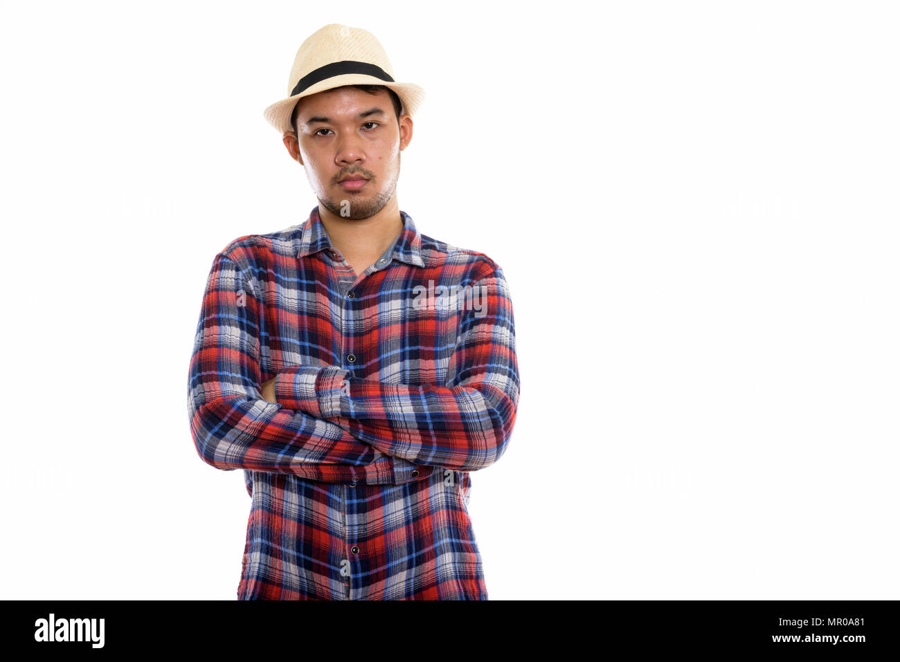 Studio shot del giovane uomo asiatico con le braccia incrociate Foto Stock