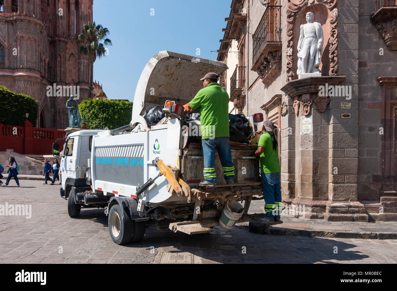 Carrello cestino di collazione di fronte alla casa di Ignacio Allende in San Miguel De Allende, Messico (bianco statuto è Allende) Foto Stock