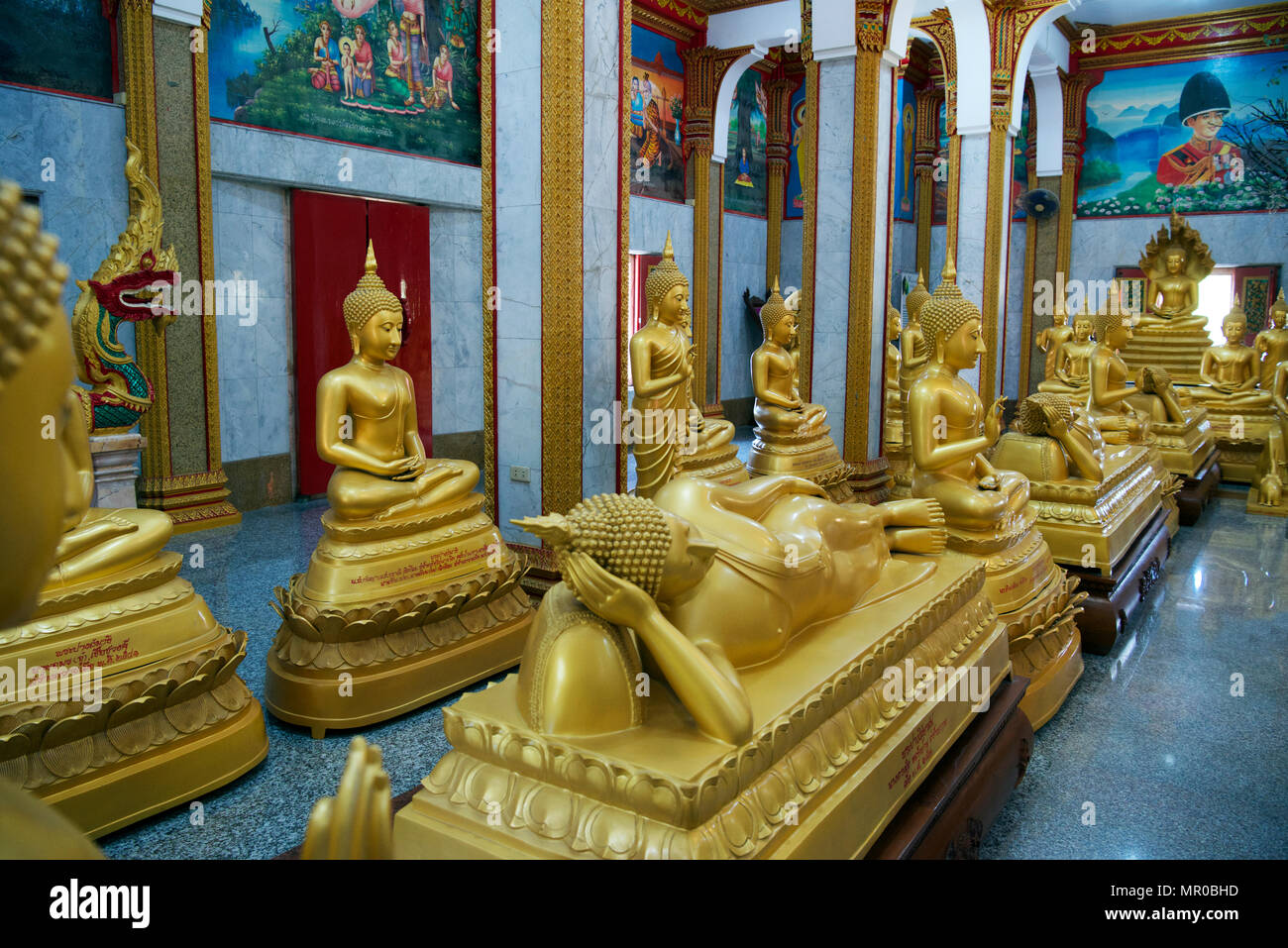 Varie gold Buddha interno Wat Chalong tempio Buddista complesso Phuket Thailandia Foto Stock
