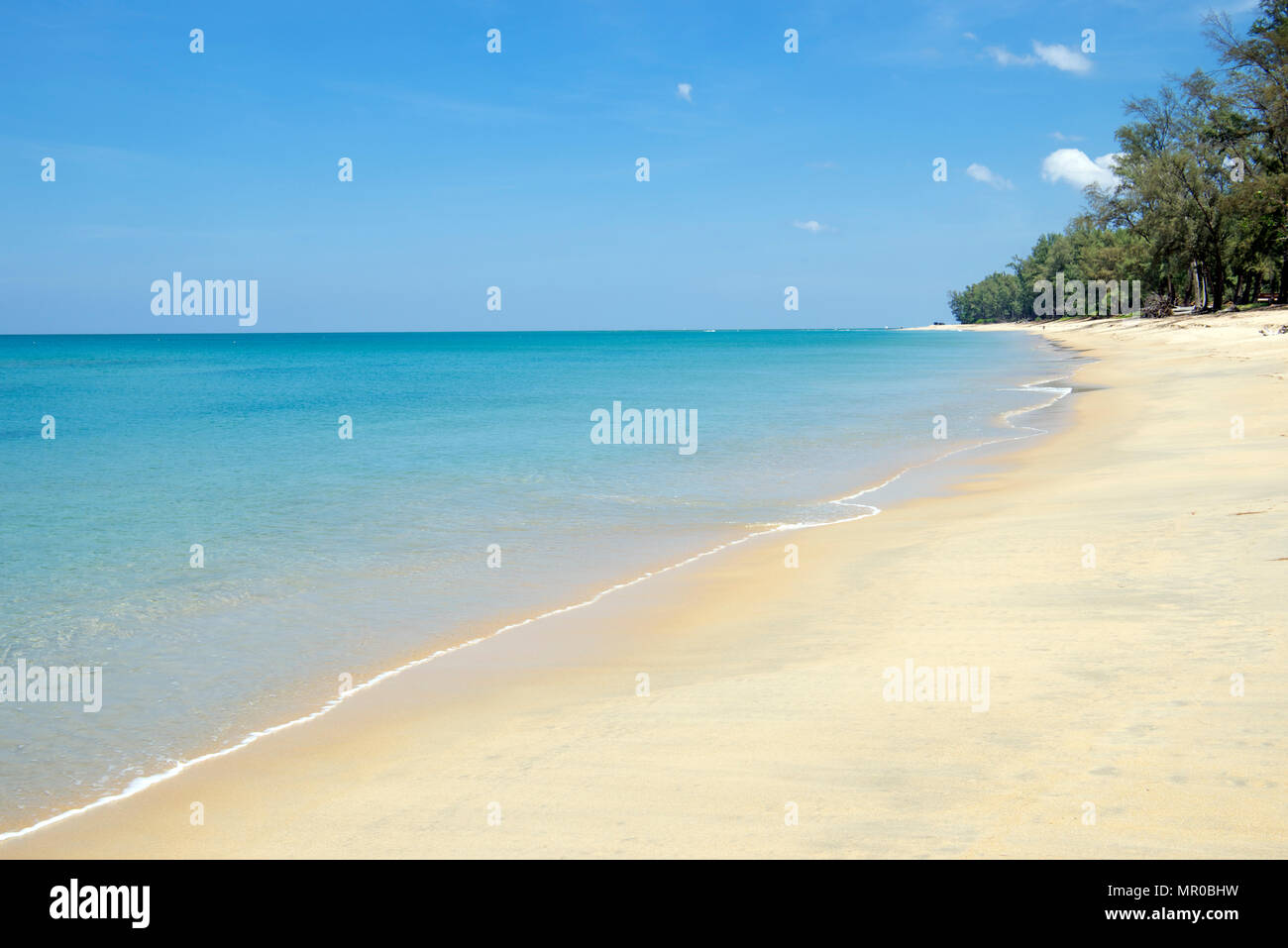 Idilliaco di sabbia bianca Panwa Beach Phuket Thailandia Foto Stock