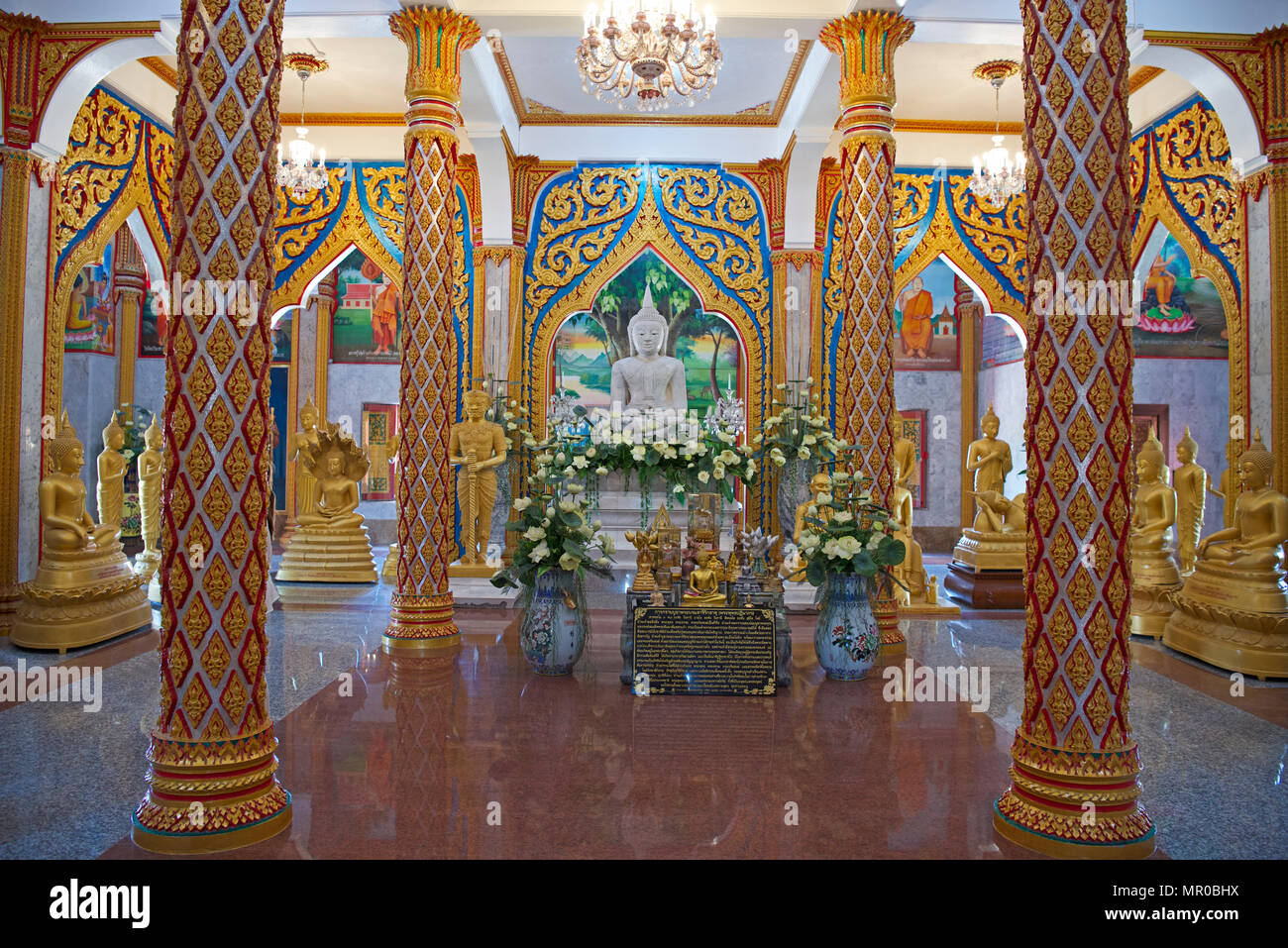 Interior Wat Chalong tempio Buddista complesso Phuket Thailandia Foto Stock