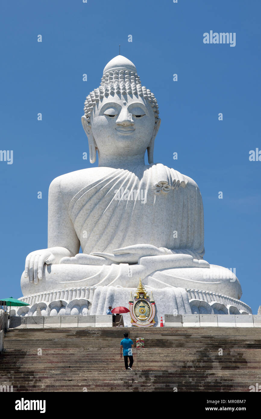 Basso angolo di visione Big Buddha Phuket Thailandia Foto Stock