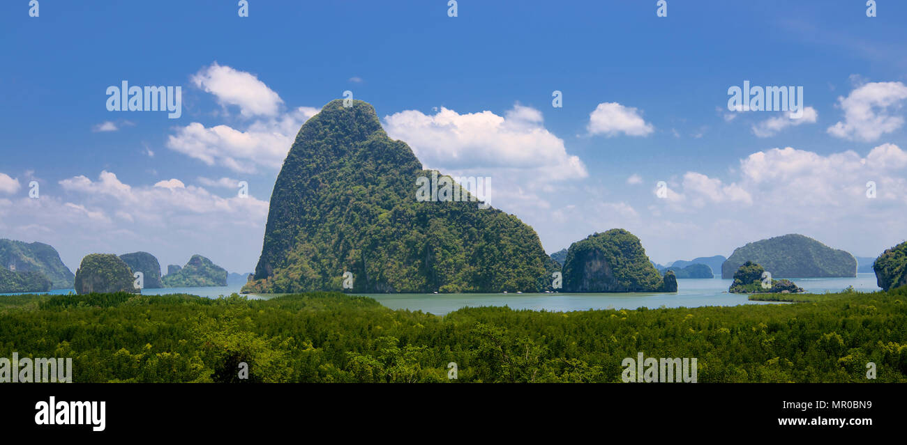 Vista panoramica pietre calcaree carsiche di Phang Nga Bay Thailandia Foto Stock