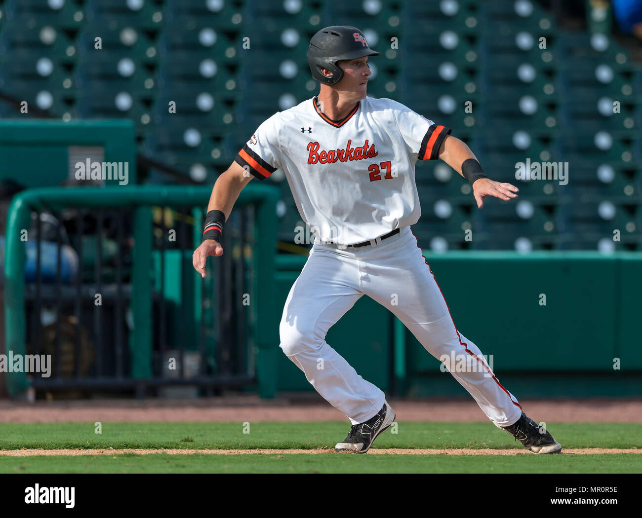 23 maggio 2018: Sam Houston San bricco Blake Chisolm (27) guarda per vedere se ha bisogno di tag durante il 2018 Southland Conference Championships. Il gioco 3 New Orleans vs Sam Houston al campo di costellazione di Sugar Land, Texas. No. 8 New Orleans corsari sconvolto il No. 1 Sam Houston membro 4-3 in dieci inning, qualcosa non è accaduto poiché 2015 Foto Stock