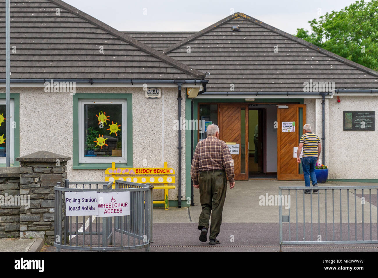 Schull, Irlanda. 25 Maggio, 2018. Oggi è il giorno del referendum sull'Ottavo emendamento della Costituzione Act 1983 che vieta le madri di aborti. Il voto di oggi è se mantenere o abrogare il divieto costituzionale sull'aborto. Gli elettori sono illustrati entrando nella stazione di polling in Scoil Mhuire Scuola nazionale, Schull, West Cork, Irlanda. Credito: Andy Gibson/Alamy Live News. Foto Stock