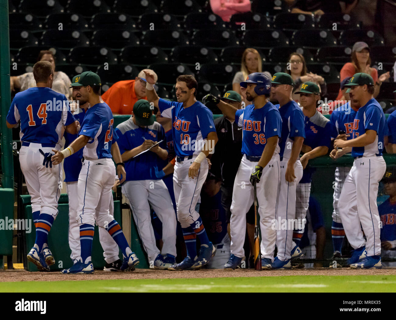 23 maggio 2018: Houston banco Battista celebra la corsa durante il 2018 Southland Conference Championships. Il gioco 4 Houston Baptist University vs Arkansas centrale al campo di costellazione di Sugar Land, Texas. Houston Battista ha vinto in sette inning 14 - 4 Foto Stock