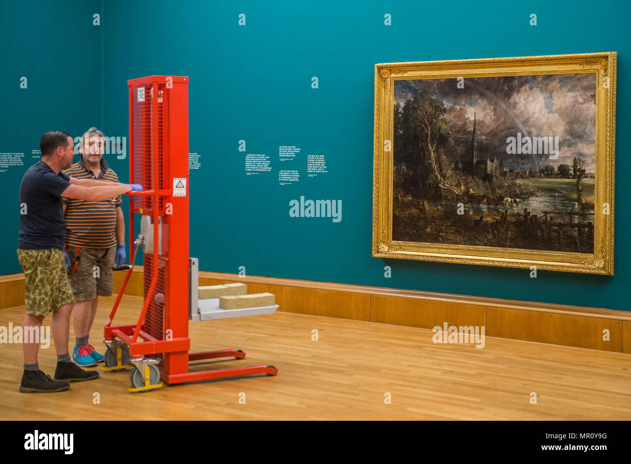 Londra, Regno Unito. 25 Maggio, 2018. Constable la Cattedrale di Salisbury dai prati 1831 ritorna alla Tate Britain seguendo i suoi cinque anni di cammino attraverso il Regno Unito, come parte del programma aspirano. Esso è stato visto da oltre un milione di visitatori da quando è iniziato il suo tour nel 2013.Il dipinto viene mostrato a fianco di Turner Caligola il palazzo e il ponte, anche 1831, in un nuovo display, il fuoco e l acqua, segnando la prima associazione di queste due opere in quanto essi sono stati esposti oltre 180 anni fa. Credito: Guy Bell/Alamy Live News Foto Stock