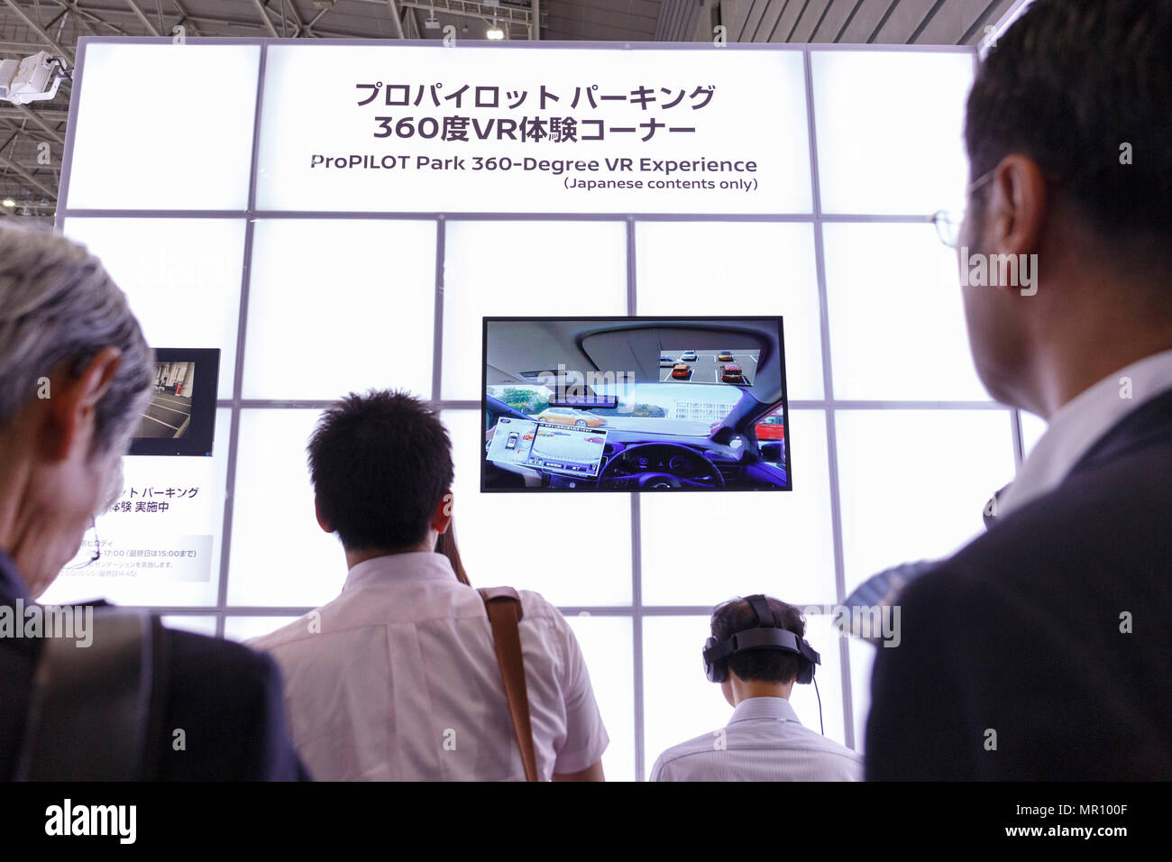 I visitatori guardano la più recente tecnologia prodotti dall'industria automobilistica all'Automotive Engineering Exposition 2018 Yokohama Maggio 25, 2018 a Yokohama, Giappone. La manifestazione annuale introduce le più recenti tecnologie nel settore automobilistico da 597 aziende in cabine di 1,207 al Pacifico Yokohama. La mostra viene eseguito dal 23 maggio al 25. (Foto di Rodrigo Reyes Marin/AFLO) Foto Stock