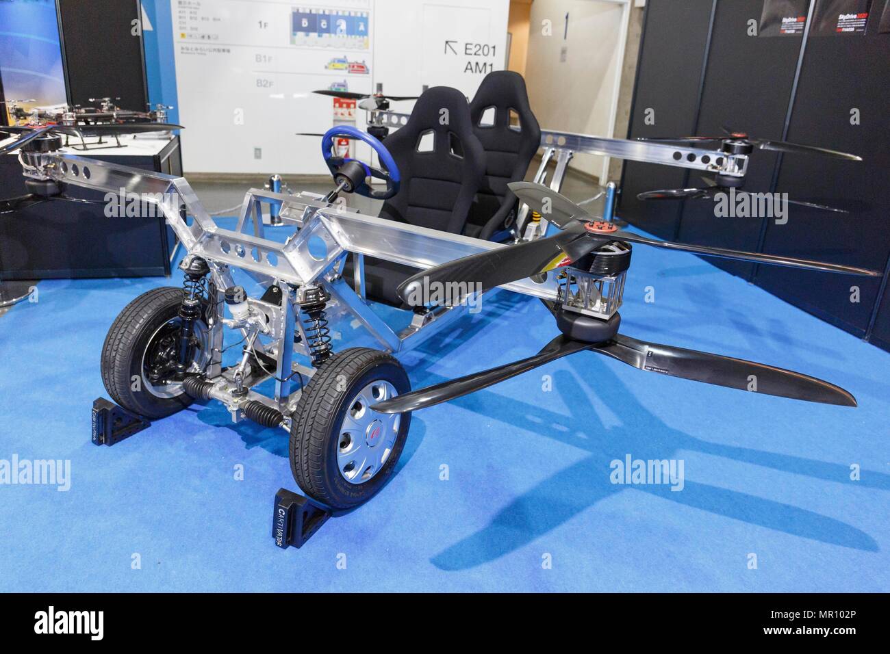 Un auto volante prototipo SkyDrive SD-01 sul display all'Automotive Engineering Exposition 2018 Yokohama Maggio 25, 2018 a Yokohama, Giappone. La manifestazione annuale introduce le più recenti tecnologie nel settore automobilistico da 597 aziende in cabine di 1,207 al Pacifico Yokohama. La mostra viene eseguito dal 23 maggio al 25. (Foto di Rodrigo Reyes Marin/AFLO) Foto Stock