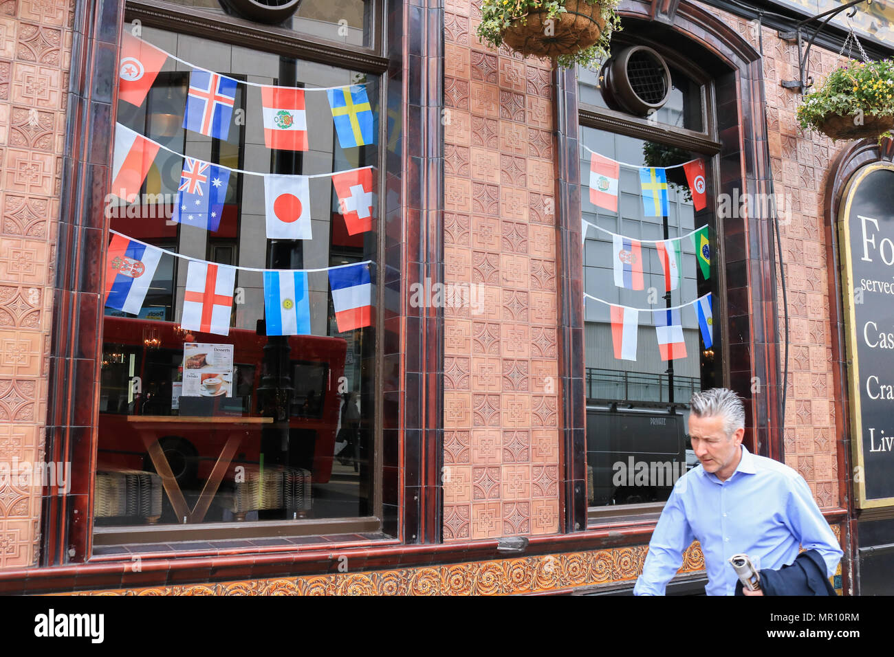 Wimbledon Londra,UK. 25 maggio 2018. Bunting per 32 associati alla promozione delle nazioni del 2018 Russia World Cup sono visualizzati in un pub di Wimbledon come inizia il conto alla rovescia fino all'inizio del grande torneo internazionale di calcio che inizia il 14 giugno 2018 Credit: amer ghazzal/Alamy Live News Foto Stock