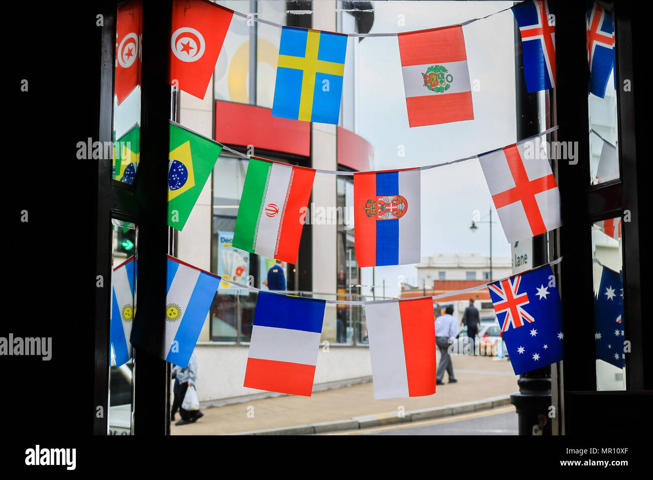 Wimbledon Londra,UK. 25 maggio 2018. Bunting per 32 associati alla promozione delle nazioni del 2018 Russia World Cup sono visualizzati in un pub di Wimbledon come inizia il conto alla rovescia fino all'inizio del grande torneo internazionale di calcio che inizia il 14 giugno 2018 Credit: amer ghazzal/Alamy Live News Foto Stock