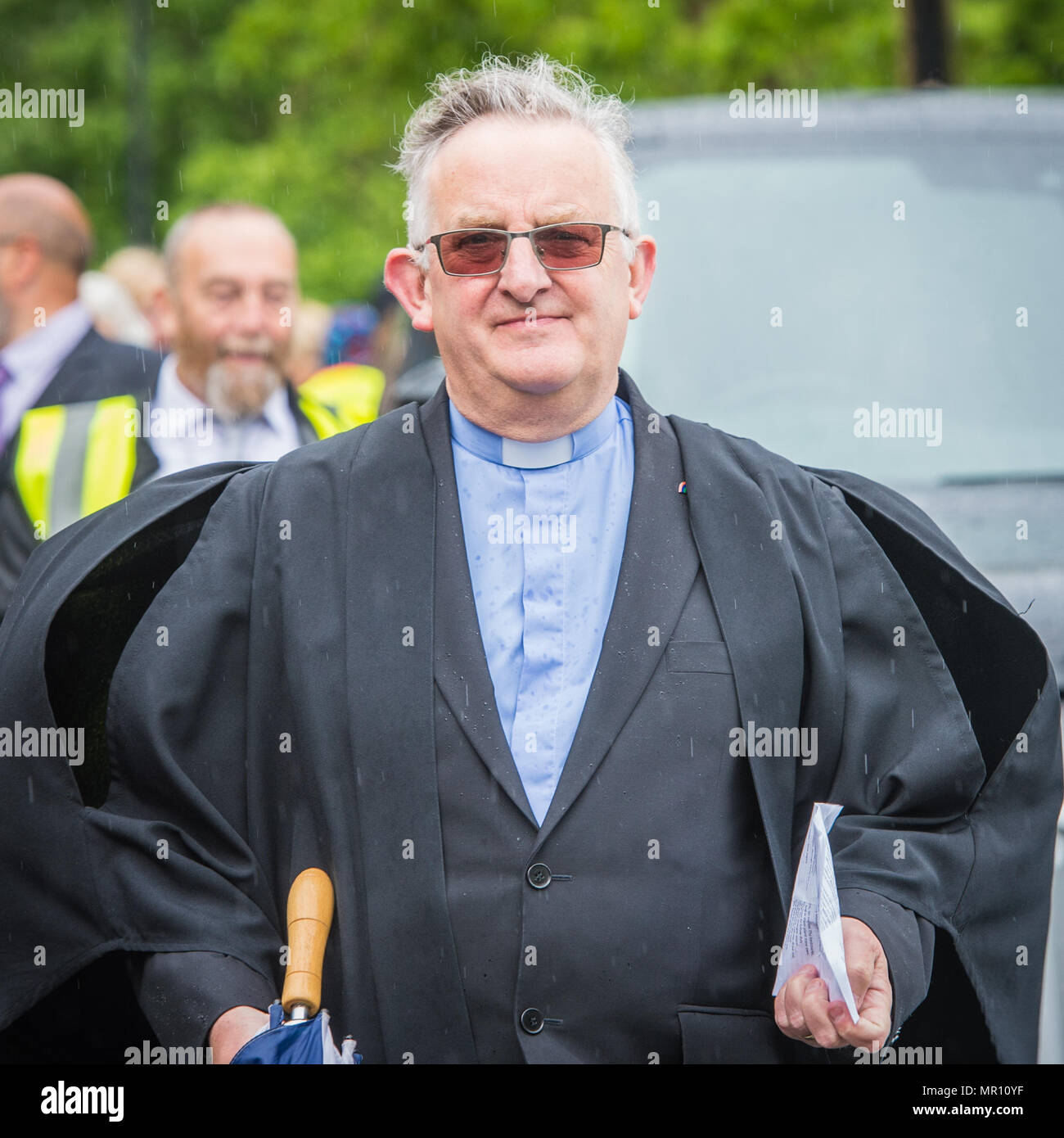 "Delph, UK. 25 maggio 2018. Un teste di ministri la processione lungo l Alta Via durante l'annuale "Pentecoste" passeggiate attraverso il villaggio di "Delph nel distretto di Saddleworth, Greater Manchester. Credito: Matthew Wilkinson/Alamy Live News Foto Stock