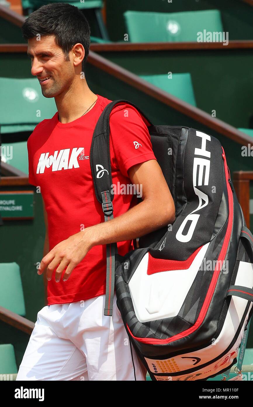 Parigi, Frankreich. Xxiv Maggio, 2018. Parigi, Francia 21 Maggio - Giugno 10, 2018: French Open - 2018 Novak Djokovic (SRB), azione/singola immagine/durante il training | Utilizzo di credito in tutto il mondo: dpa/Alamy Live News Foto Stock