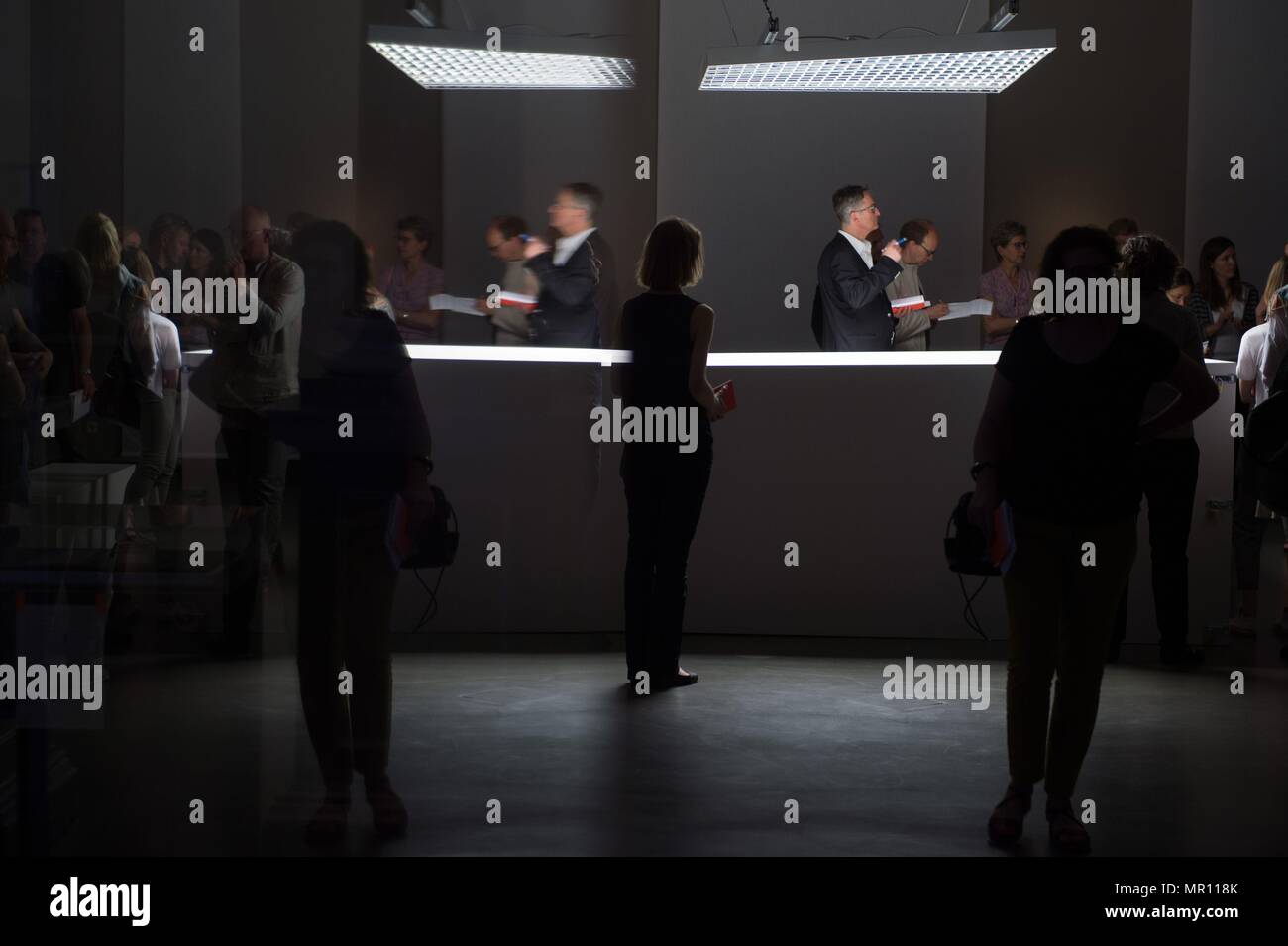 25 maggio 2018, Germania, Dresda: giornalisti partecipare a un tour dei supporti della mostra 'Museum di storie sottese' presso il Palais giapponese. Le campate fieristico differenti epoche e generi e collega apparentemente disparati argomenti e immagini. Si va dal 26 maggio al 26 agosto. Foto: Sebastian Kahnert/dpa Foto Stock