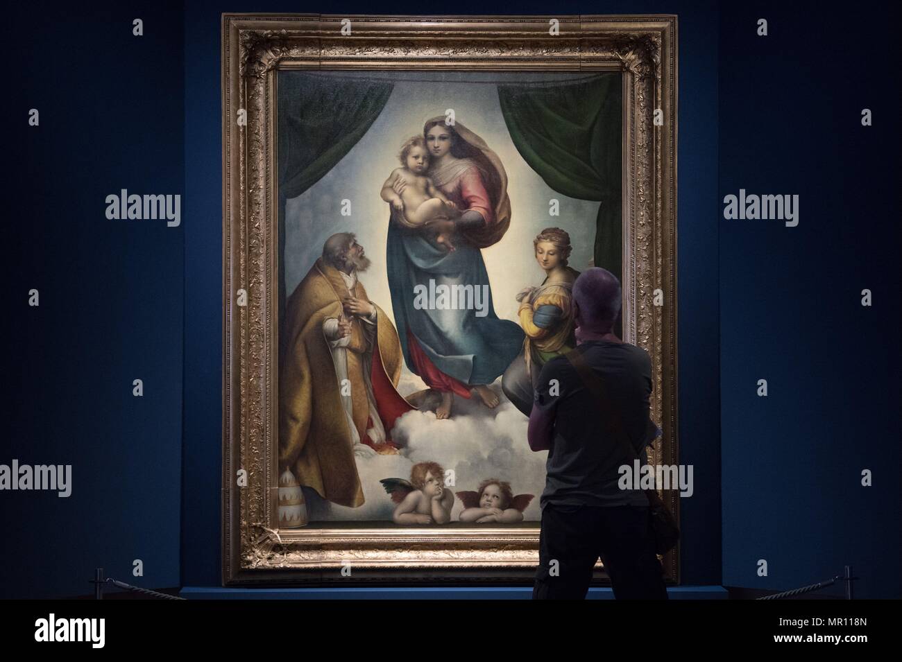25 maggio 2018, Germania, Dresda: un uomo esamina il Dipinto ad Olio "La Madonna Sistina' da ANton Hille presso il 'Museum di storie sottese' presso il Palais giapponese. Le campate fieristico differenti epoche e generi e collega apparentemente disparati argomenti e immagini. Si va dal 26 maggio al 26 agosto. Foto: Sebastian Kahnert/dpa Foto Stock