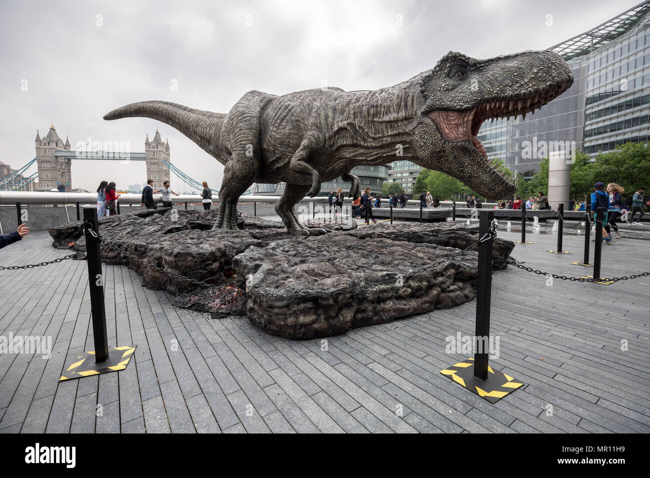 Londra, Regno Unito. 25 maggio 2018. Un modello di Tirannosauro Rex al London Bridge promuove "mondo giurassico: caduto Regno' apertura del film. Credito: Guy Corbishley/Alamy Live News Foto Stock