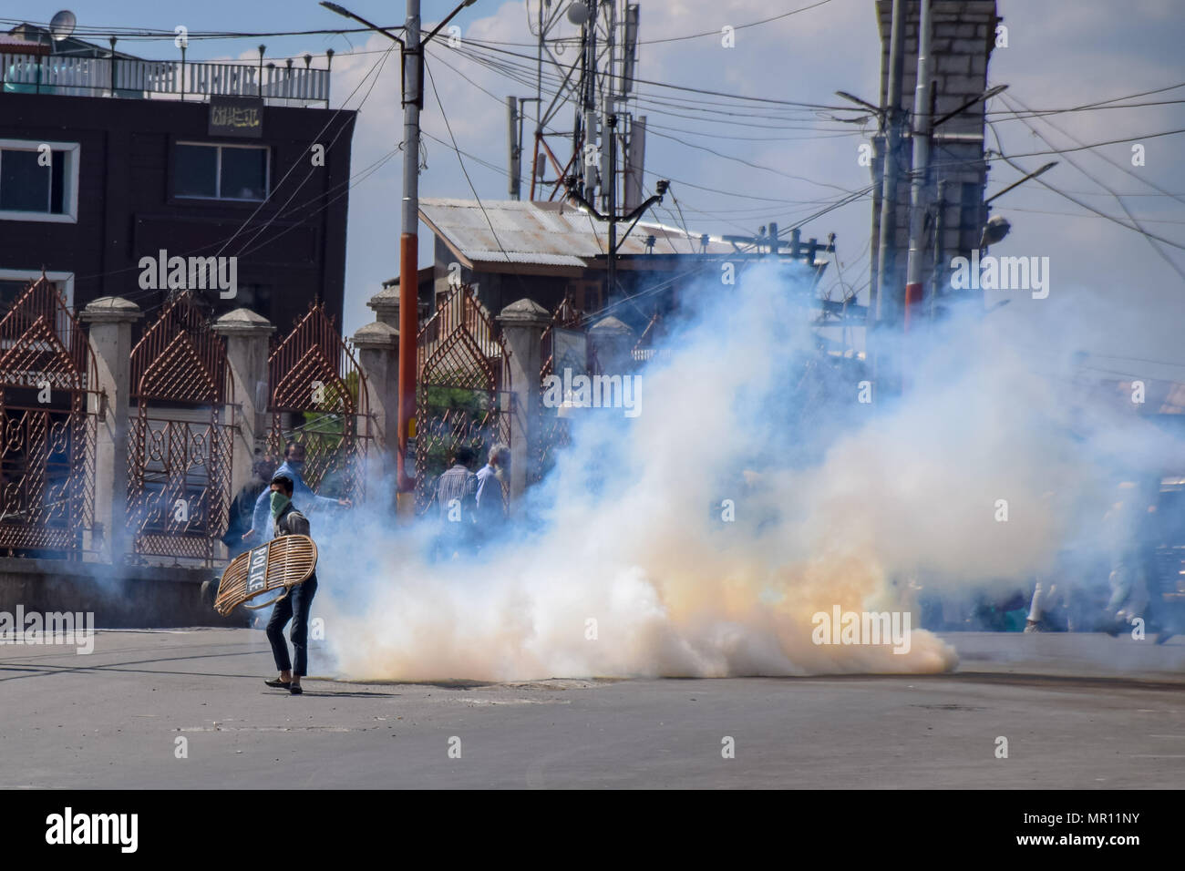 I manifestanti scontri con le forze indiane nella città vecchia di Srinagar capitale estiva del Kashmir indiano dopo la preghiera del venerdì. Scontri scoppiati subito dopo la preghiera del venerdì in area del centro cittadino di Srinagar, Kashmir indiano, il venerdì. Diverse persone sono rimaste ferite dopo che le forze governative hanno sparato pistole di pellet e gas lacrimogeni gusci su persone che si sono riuniti dopo venerdì pomeriggio le preghiere che protestavano contro la regola di indiana nella regione contesa. Foto Stock
