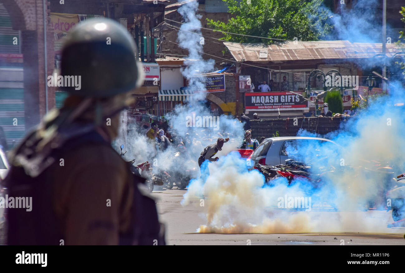 Un protestor Kashmir getta indietro un esploso di una lacerazione della shell di fumo verso la polizia durante scontri nella città vecchia di Srinagar capitale estiva del Kashmir indiano dopo la preghiera del venerdì. Scontri scoppiati subito dopo la preghiera del venerdì in area del centro cittadino di Srinagar, Kashmir indiano, il venerdì. Diverse persone sono rimaste ferite dopo che le forze governative hanno sparato pistole di pellet e gas lacrimogeni gusci su persone che si sono riuniti dopo venerdì pomeriggio le preghiere che protestavano contro la regola di indiana nella regione contesa. Foto Stock