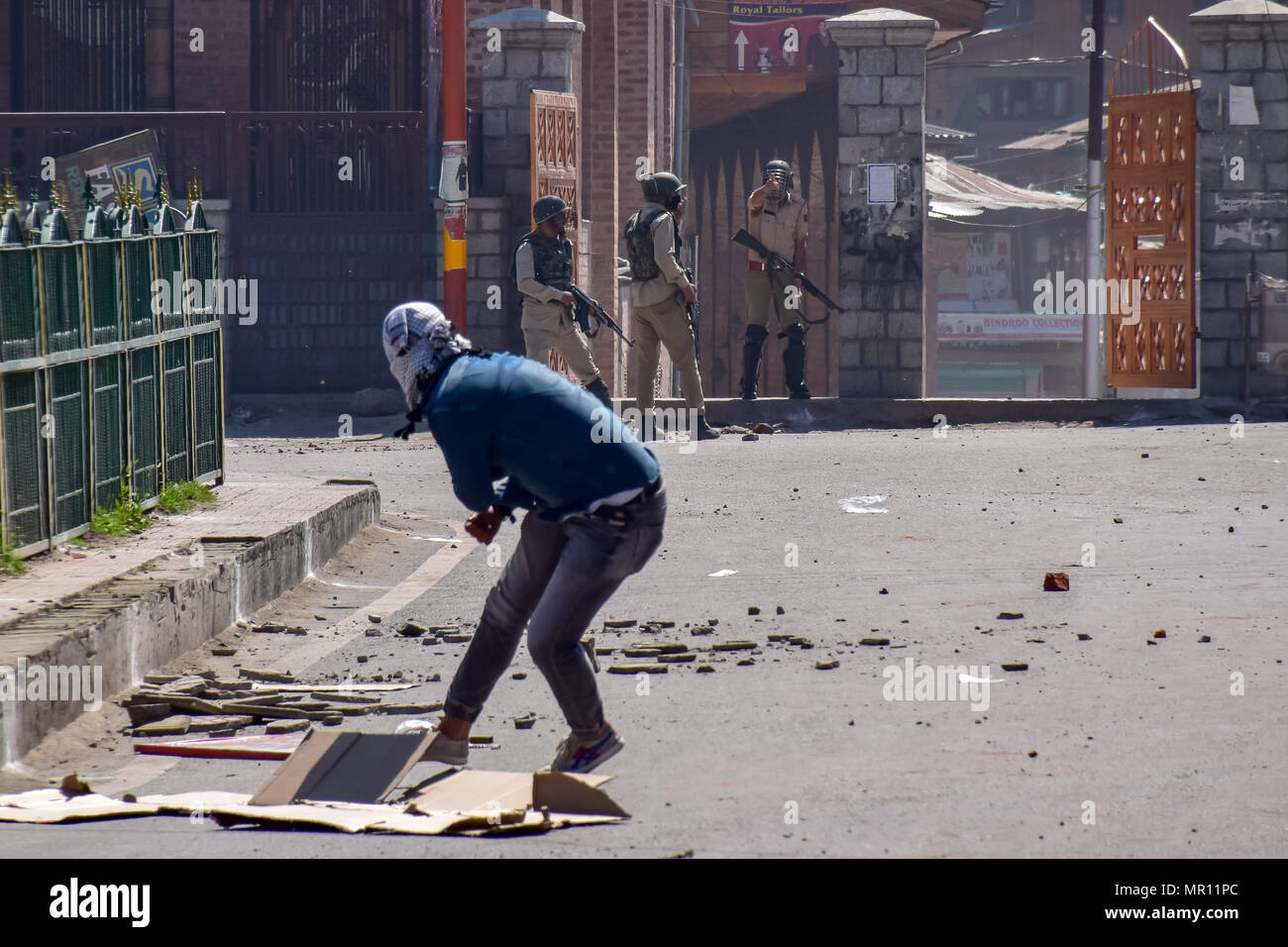 I manifestanti scontri con le forze indiane nella città vecchia di Srinagar capitale estiva del Kashmir indiano dopo la preghiera del venerdì. Scontri scoppiati subito dopo la preghiera del venerdì in area del centro cittadino di Srinagar, Kashmir indiano, il venerdì. Diverse persone sono rimaste ferite dopo che le forze governative hanno sparato pistole di pellet e gas lacrimogeni gusci su persone che si sono riuniti dopo venerdì pomeriggio le preghiere che protestavano contro la regola di indiana nella regione contesa. Foto Stock