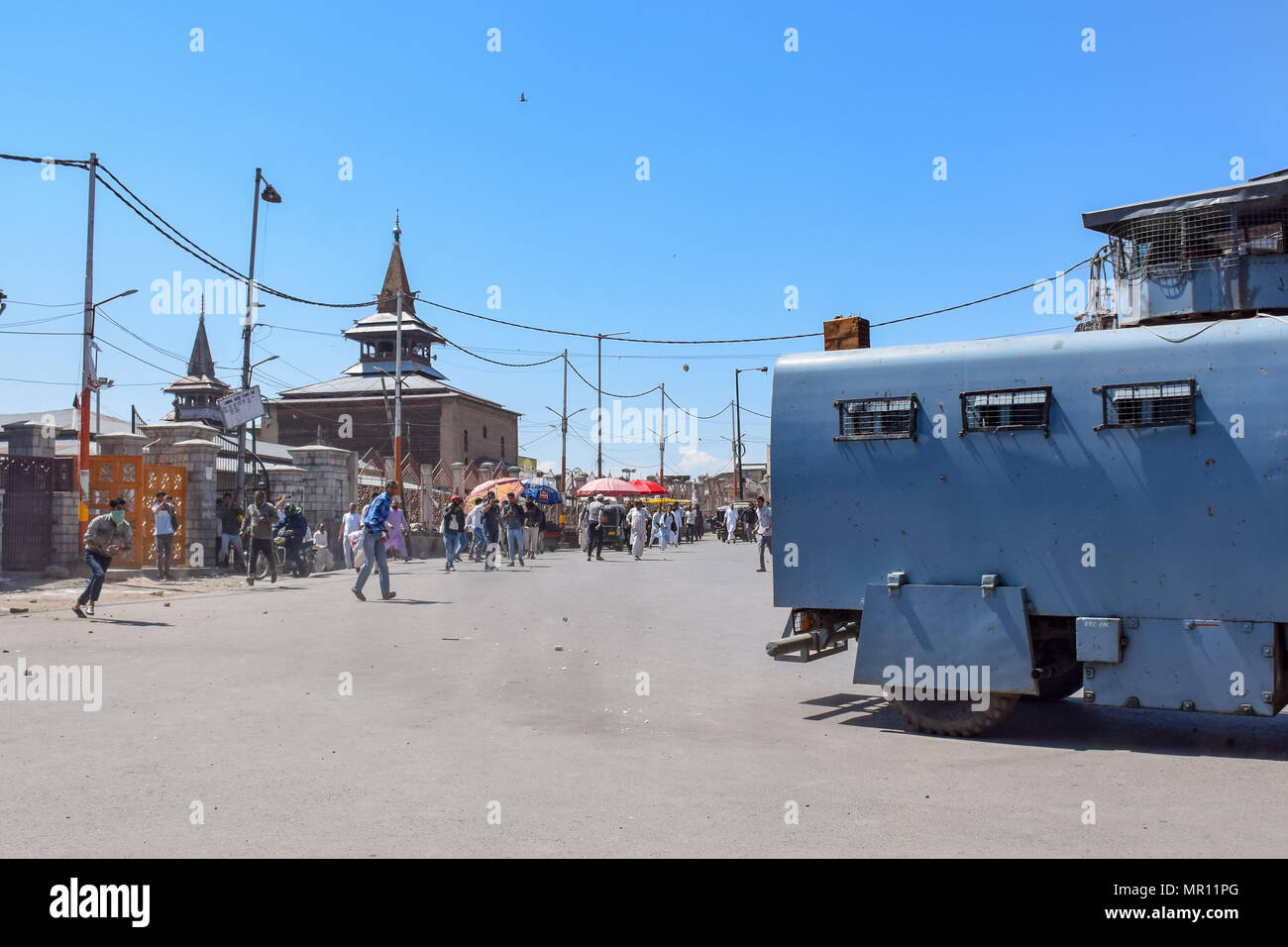 I manifestanti pietre di concia su un veicolo della polizia durante scontri nella città vecchia di Srinagar capitale estiva del Kashmir indiano dopo la preghiera del venerdì. Scontri scoppiati subito dopo la preghiera del venerdì in area del centro cittadino di Srinagar, Kashmir indiano, il venerdì. Diverse persone sono rimaste ferite dopo che le forze governative hanno sparato pistole di pellet e gas lacrimogeni gusci su persone che si sono riuniti dopo venerdì pomeriggio le preghiere che protestavano contro la regola di indiana nella regione contesa. Foto Stock