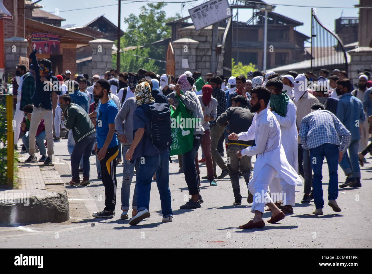 I manifestanti scontri con le forze indiane nella città vecchia di Srinagar capitale estiva del Kashmir indiano dopo la preghiera del venerdì. Scontri scoppiati subito dopo la preghiera del venerdì in area del centro cittadino di Srinagar, Kashmir indiano, il venerdì. Diverse persone sono rimaste ferite dopo che le forze governative hanno sparato pistole di pellet e gas lacrimogeni gusci su persone che si sono riuniti dopo venerdì pomeriggio le preghiere che protestavano contro la regola di indiana nella regione contesa. Foto Stock