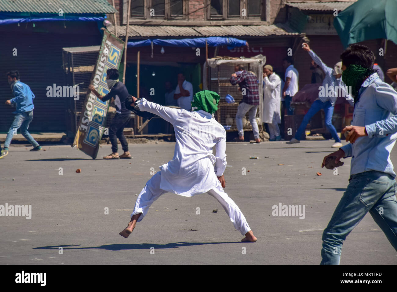 I manifestanti scontri con le forze indiane nella città vecchia di Srinagar capitale estiva del Kashmir indiano dopo la preghiera del venerdì. Scontri scoppiati subito dopo la preghiera del venerdì in area del centro cittadino di Srinagar, Kashmir indiano, il venerdì. Diverse persone sono rimaste ferite dopo che le forze governative hanno sparato pistole di pellet e gas lacrimogeni gusci su persone che si sono riuniti dopo venerdì pomeriggio le preghiere che protestavano contro la regola di indiana nella regione contesa. Foto Stock