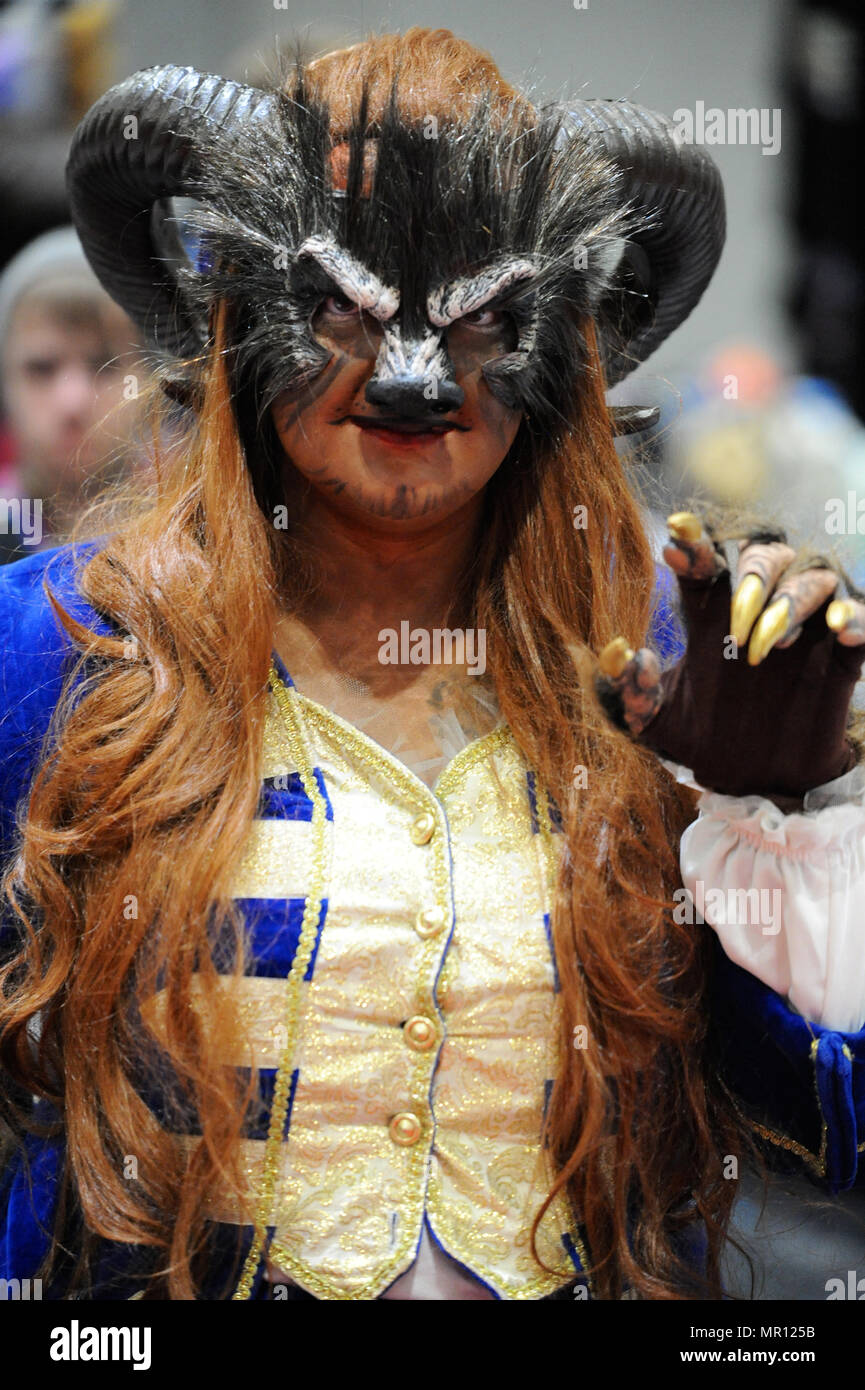 Un appassionato di cosplay nel giorno di apertura di MCM London Comic Con al centro ExCel nella zona est di Londra, Regno Unito. Decine di migliaia di appassionati di cosplay hanno partecipato alla mostra e più di 130.000 sono attesi a piedi attraverso le porte entro la fine dell'evento di tre giorni che termina domenica. Credito: Michael Preston/Alamy Live News Foto Stock