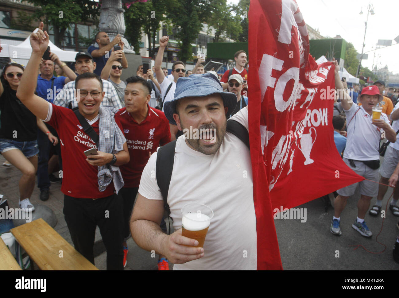 Kiev, Ucraina. 25 Maggio, 2018. Tifosi del Liverpool reagire in champions league fan zone, Kiev, Ucraina, 25 maggio 2018. Il Real Madrid dovrà affrontare il Liverpool FC nella finale di UEFA Champions League al NSC Olimpiyskiy Stadium il 26 maggio 2018. Credito: Serg Glovny/ZUMA filo/Alamy Live News Foto Stock