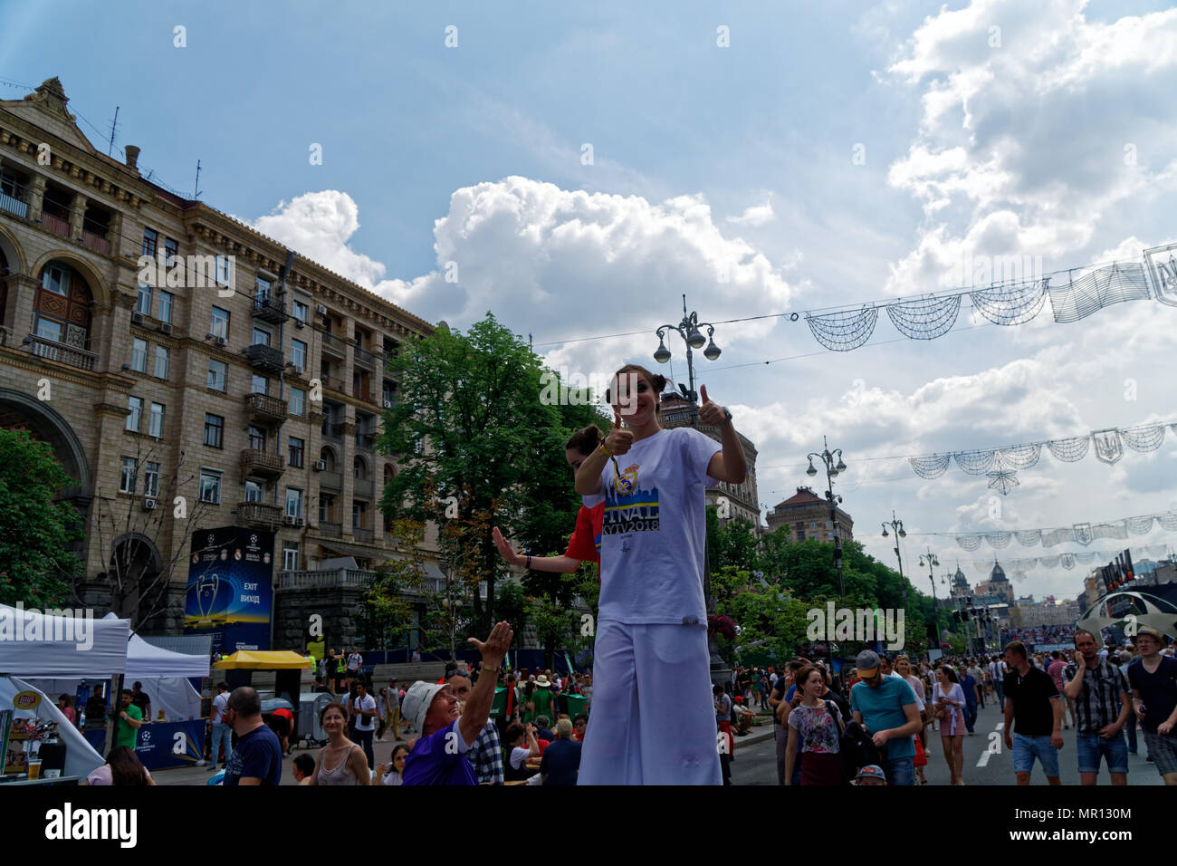 Kiev, Ucraina - 25 Maggio 2018: Champions league sulla scena per le strade di Kyiv. Gli animatori di divertimento. Credito: Didi/Alamy Live News Foto Stock