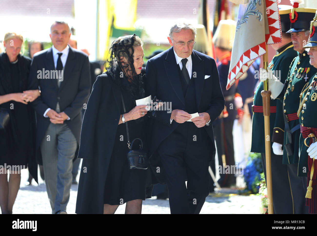 25 maggio 2018, Germania Altshausen: Max il Duca e la duchessa Elisabetta in Baviera sul loro modo alla chiesa per il funerale. Foto: Karl-Josef Hildenbrand/dpa Credito: dpa picture alliance/Alamy Live News Foto Stock