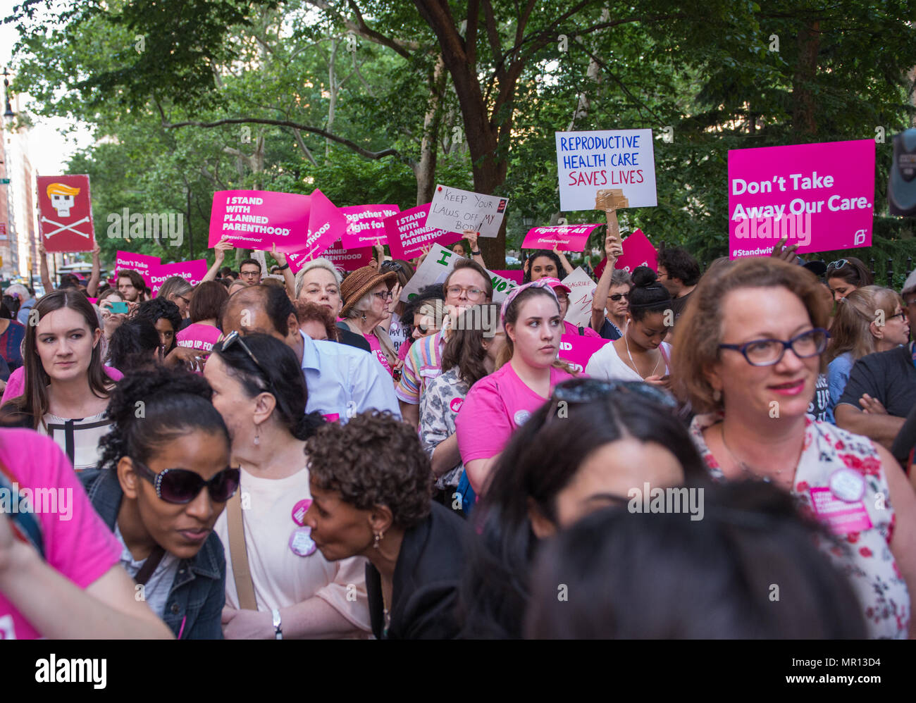 New York, Stati Uniti d'America. Il 24 maggio 2018. La folla di tifosi a titolo X (titolo dieci) regola di gag rally in New York City, ospitato da Planned Parenthood di New York City il 24 maggio 2018, la reazione del Presidente Trump è un tentativo di vietare Medicaid e finanziamento federale ai prestatori di servizi medici che offrono pieno, medici legali informazioni per i pazienti che vogliono o che necessitano di servizi di aborto. Credito: Brigette Supernova/Alamy Live News Foto Stock
