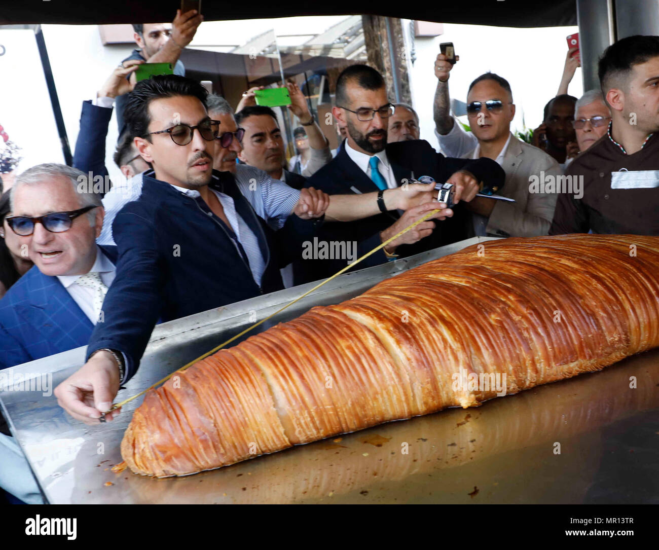 Napoli, Italia. 25 maggio 2018. Dolce Sfogliatella nel libro Guinness dei Record mondiali di venti chili di semola, trenta chili di ricotta, venti di zucchero, sei di arance candite per rendere uno dei tipici dolci napoletani, per un totale di 95 chili e lunghezza 1,5 metro di credito: ciro de luca/Alamy Live News Foto Stock