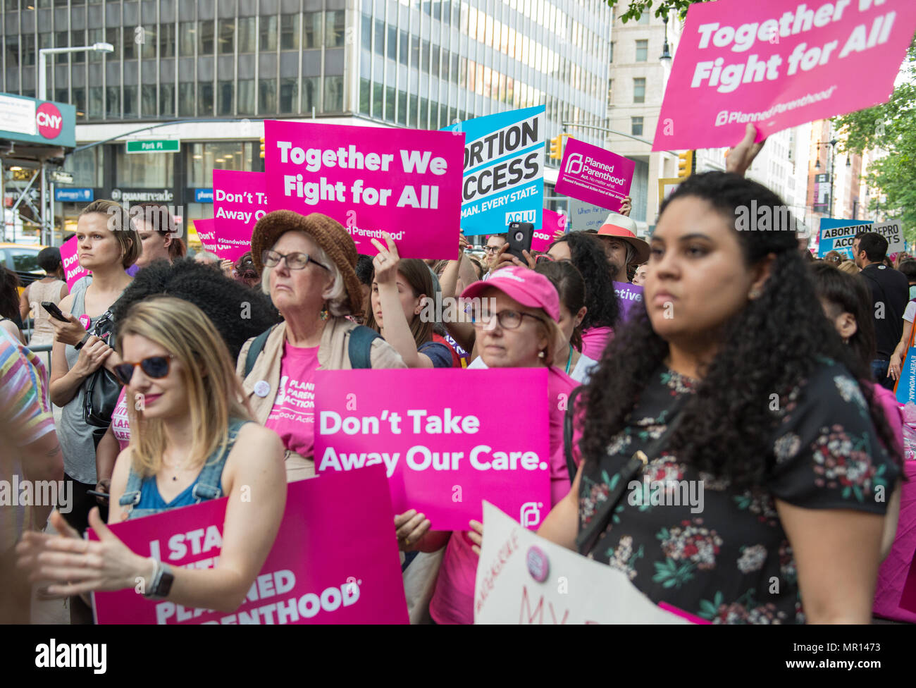 New York, Stati Uniti d'America. Il 24 maggio 2018. Sostenitori con segni di un titolo X (titolo dieci) regola di gag rally in New York City, ospitato da Planned Parenthood di New York City il 24 maggio 2018, la reazione del Presidente Trump è un tentativo di vietare Medicaid e finanziamento federale ai prestatori di servizi medici che offrono pieno, medici legali informazioni per i pazienti che vogliono o che necessitano di servizi di aborto. Credito: Brigette Supernova/Alamy Live News Foto Stock
